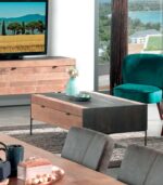 Table basse VALMO en teck recyclé un style très épuré.