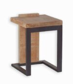 Tabouret en sapin massif au look industriel chic.