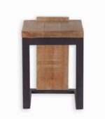 Tabouret en sapin massif au look industriel chic.