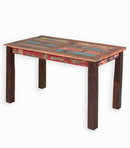 Une table unique issue de coques de vieux bateaux