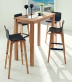 Table haute en bois huilé pour univers cosy