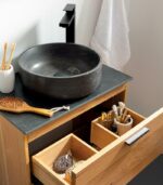 Salle de bain avec vasque en pierre