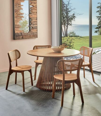 Table ronde teck DEKA et chaises SOLANA