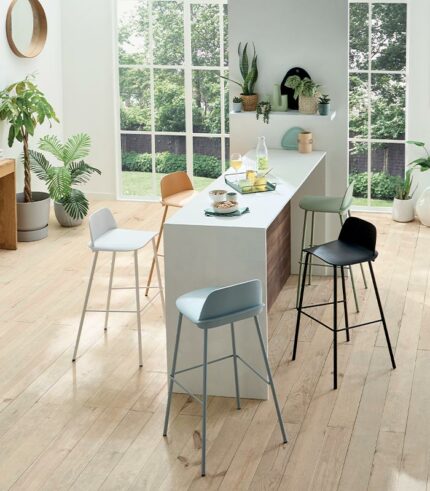 Chaises de bar colorées design indus