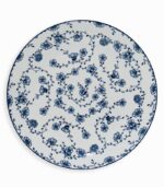 Assiette porcelaine blanche avec fleurs bleues