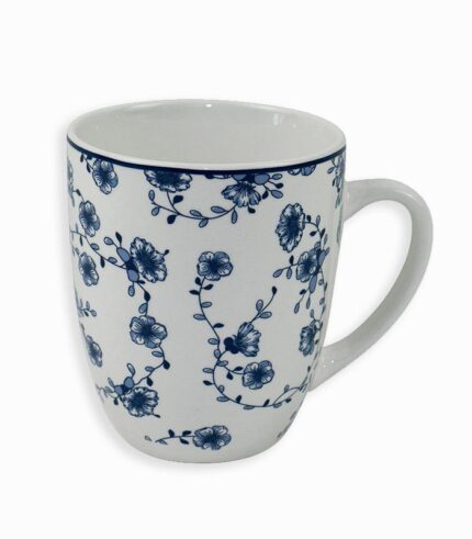 Mug en porcelaine blanche avec fleurs bleues