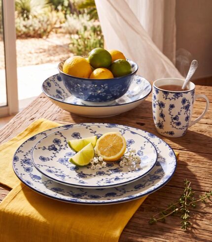 Vaisselle blanche design rétro avec fleurs bleues