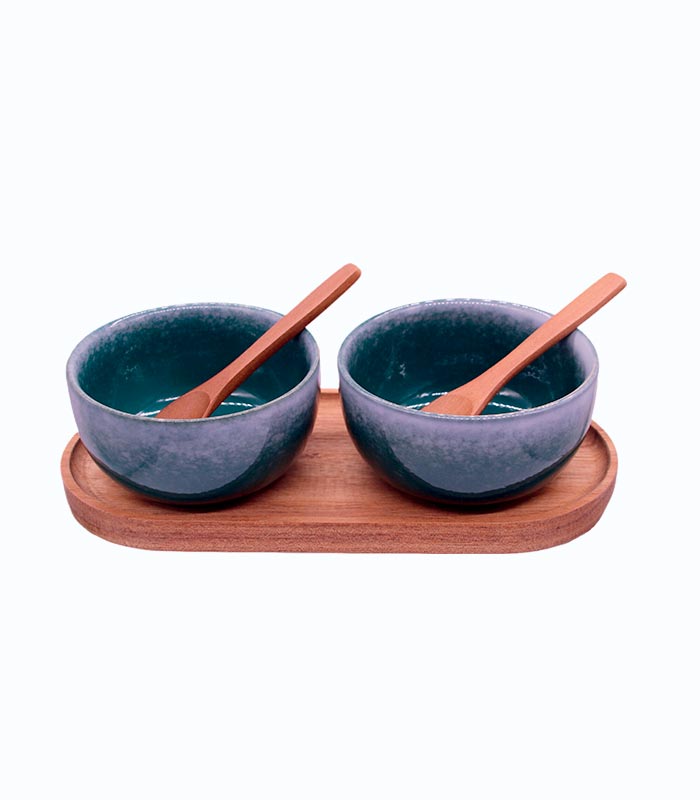 Ramequins bleus sur plateau Ramequins bleus sur plateau